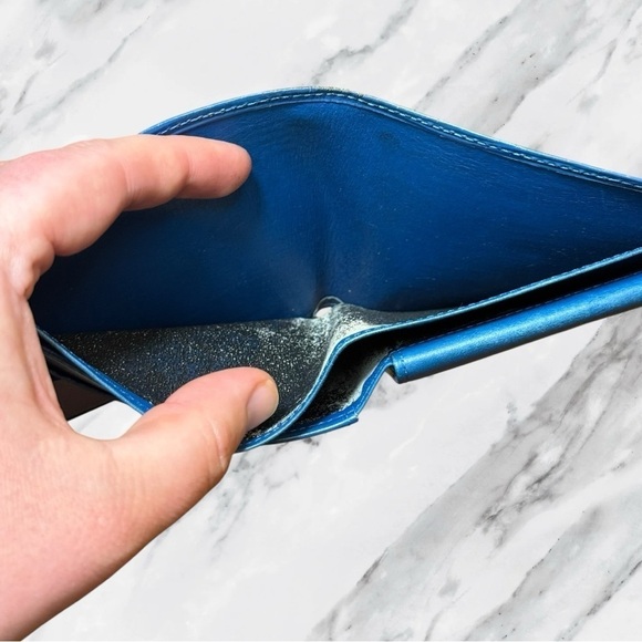 Louis Vuitton Authentic Blue Epi Leather Compact Wallet - Picture 14 of 15